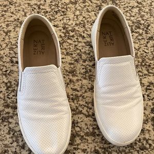 White slip on leather sneakers. Very comfortable, minimal wear.Naturalizer brand